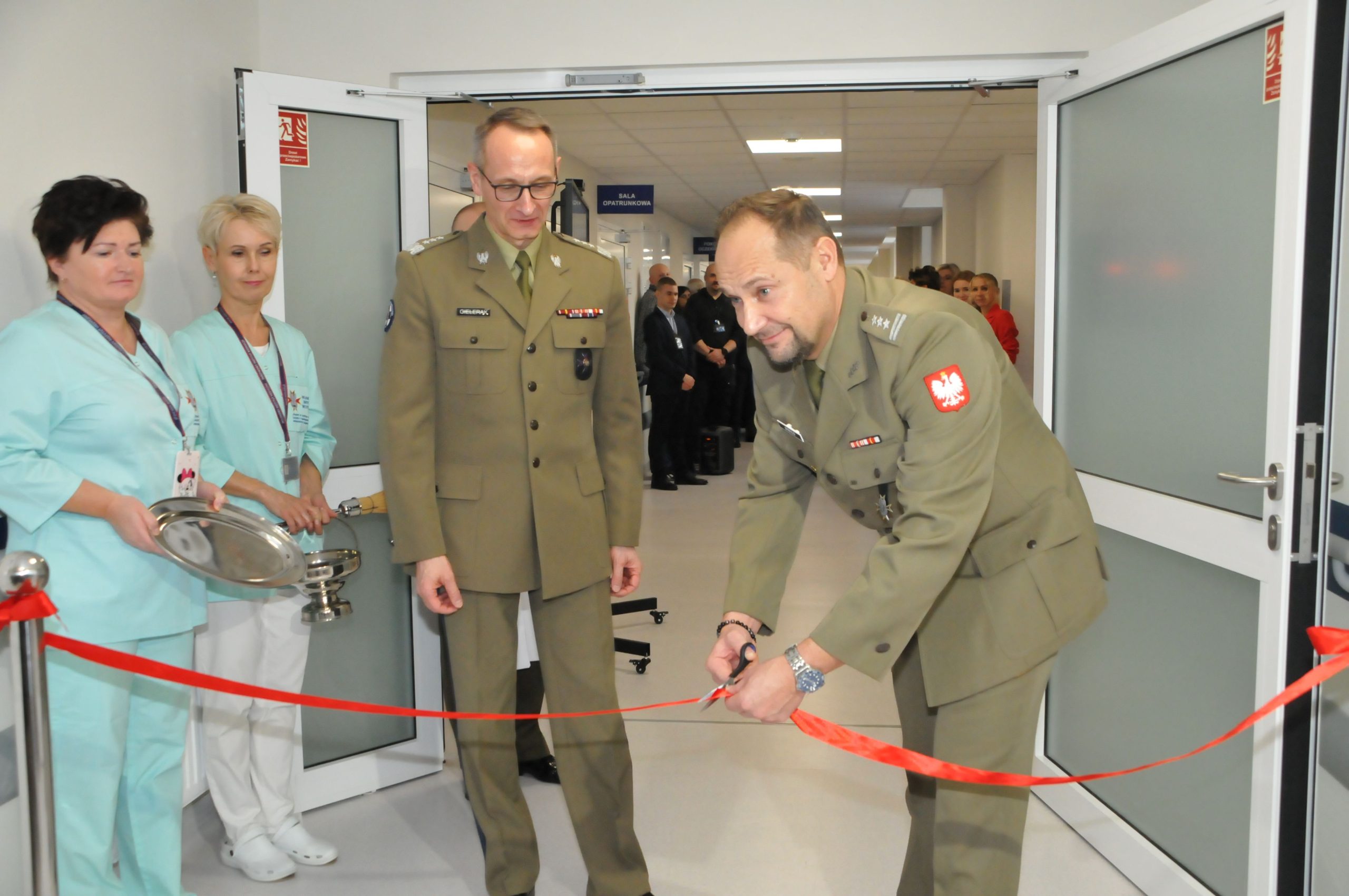 Uroczyste otwarcie zmodernizowanej Kliniki Urologii Ogólnej, Czynnościowej i Onkologicznej Wojskowego Instytutu Medycznego w Warszawie. Przecięcie wstęgi.