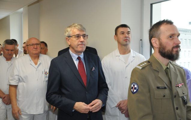 Uroczyste otwarcie zmodernizowanej Kliniki Urologii Ogólnej, Czynnościowej i Onkologicznej Wojskowego Instytutu Medycznego w Warszawie. Goście na korytarzu Kliniki Urologii.