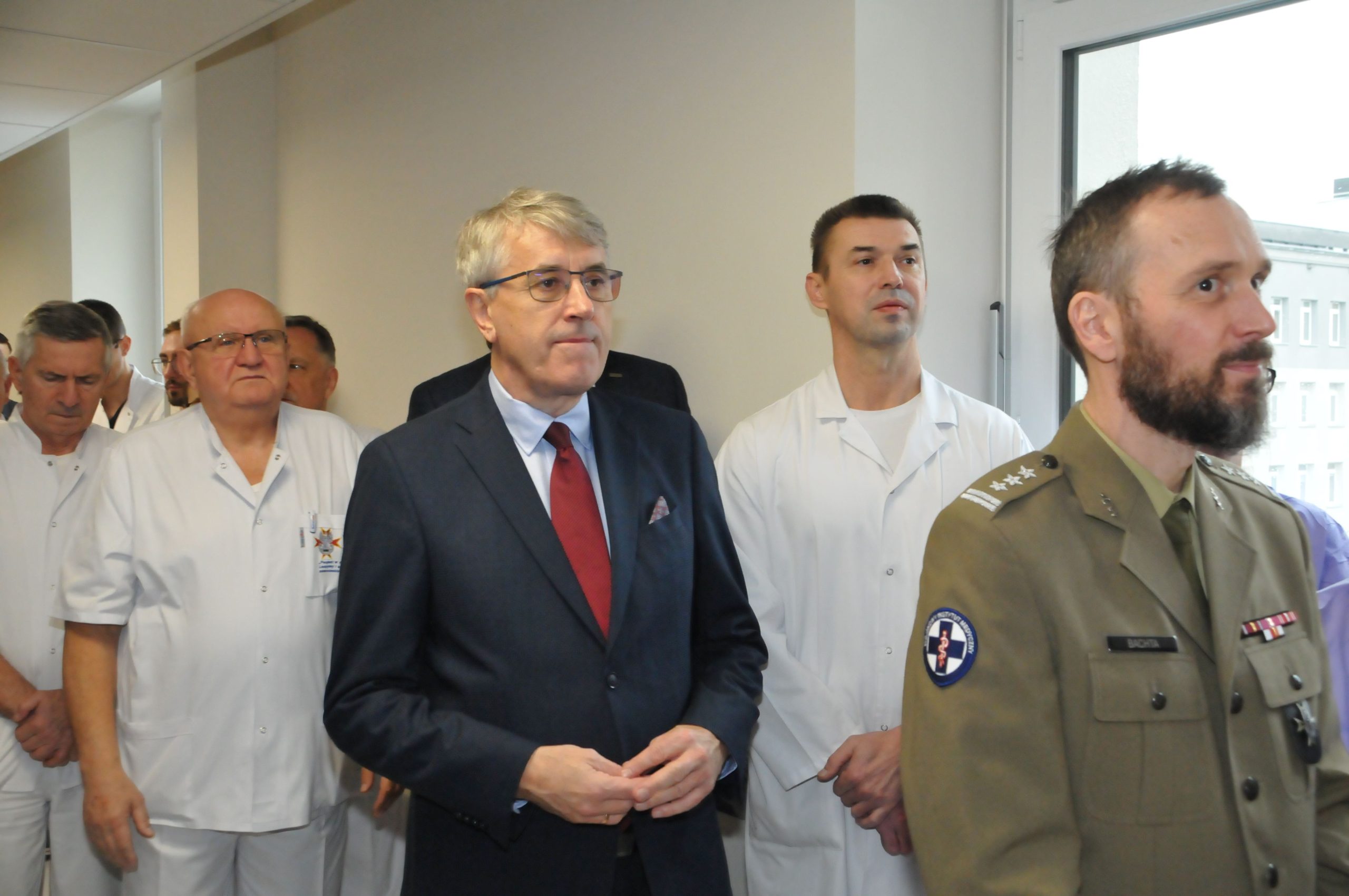 Uroczyste otwarcie zmodernizowanej Kliniki Urologii Ogólnej, Czynnościowej i Onkologicznej Wojskowego Instytutu Medycznego w Warszawie. Goście na korytarzu Kliniki Urologii.