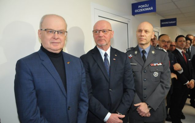 Uroczyste otwarcie zmodernizowanej Kliniki Urologii Ogólnej, Czynnościowej i Onkologicznej Wojskowego Instytutu Medycznego w Warszawie. Goście na korytarzu Kliniki Urologii.
