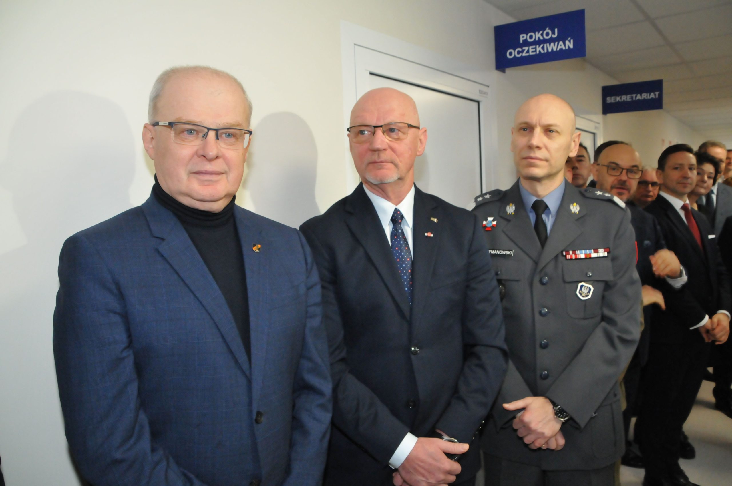 Uroczyste otwarcie zmodernizowanej Kliniki Urologii Ogólnej, Czynnościowej i Onkologicznej Wojskowego Instytutu Medycznego w Warszawie. Goście na korytarzu Kliniki Urologii.