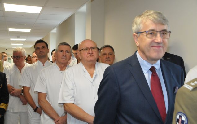 Uroczyste otwarcie zmodernizowanej Kliniki Urologii Ogólnej, Czynnościowej i Onkologicznej Wojskowego Instytutu Medycznego w Warszawie. Goście na korytarzu Kliniki Urologii.