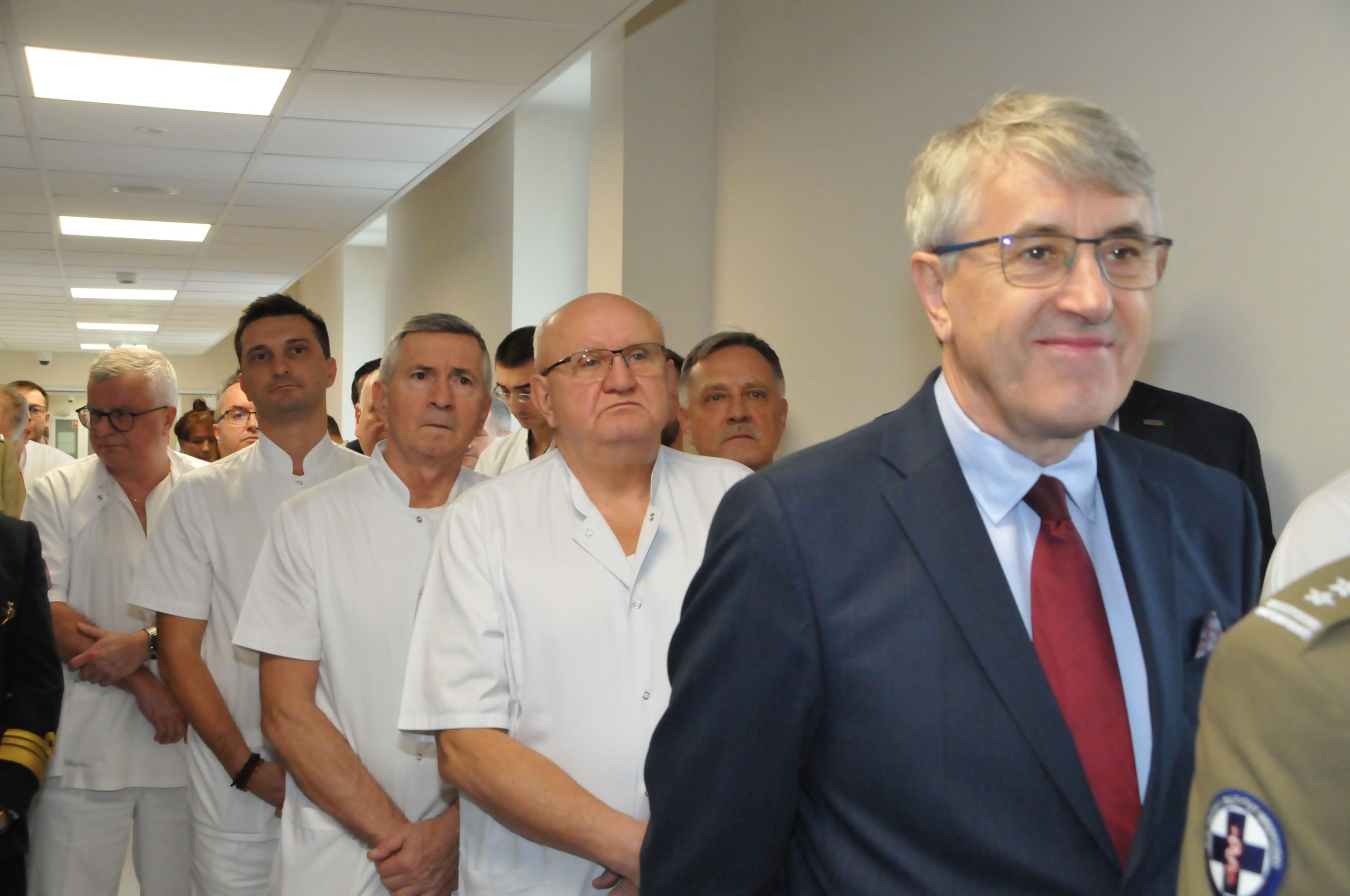 Uroczyste otwarcie zmodernizowanej Kliniki Urologii Ogólnej, Czynnościowej i Onkologicznej Wojskowego Instytutu Medycznego w Warszawie. Goście na korytarzu Kliniki Urologii.