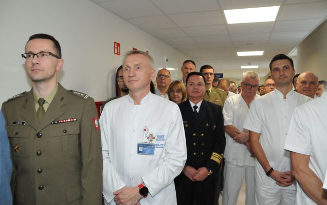 Uroczyste otwarcie zmodernizowanej Kliniki Urologii Ogólnej, Czynnościowej i Onkologicznej Wojskowego Instytutu Medycznego w Warszawie. Goście na korytarzu Kliniki Urologii.