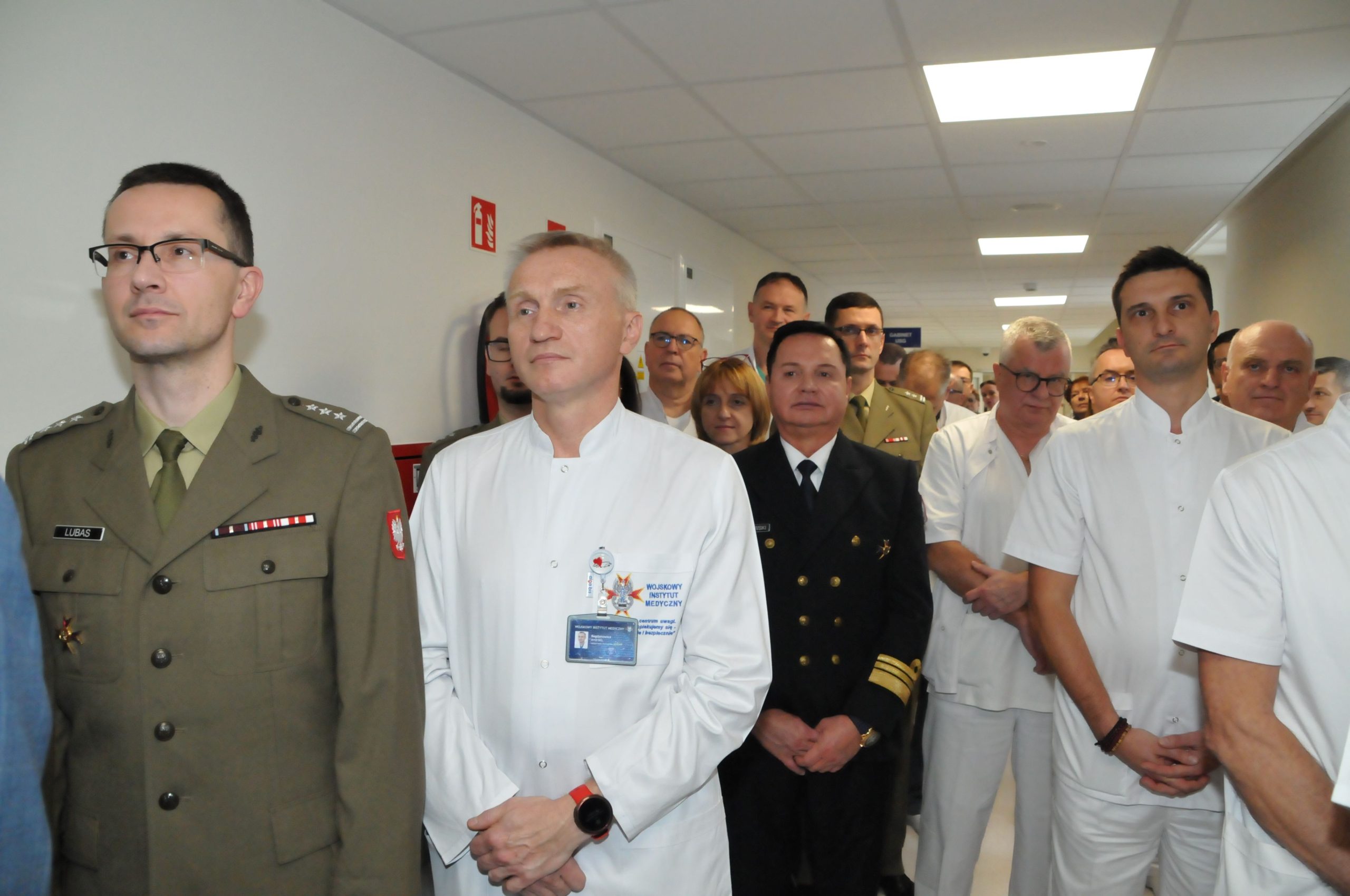 Uroczyste otwarcie zmodernizowanej Kliniki Urologii Ogólnej, Czynnościowej i Onkologicznej Wojskowego Instytutu Medycznego w Warszawie. Goście na korytarzu Kliniki Urologii.