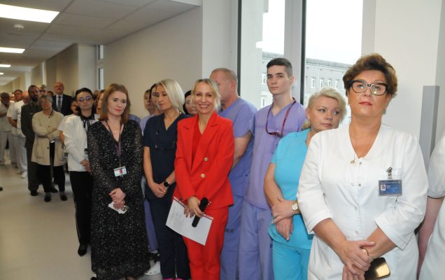Uroczyste otwarcie zmodernizowanej Kliniki Urologii Ogólnej, Czynnościowej i Onkologicznej Wojskowego Instytutu Medycznego w Warszawie. Goście na korytarzu Kliniki Urologii.