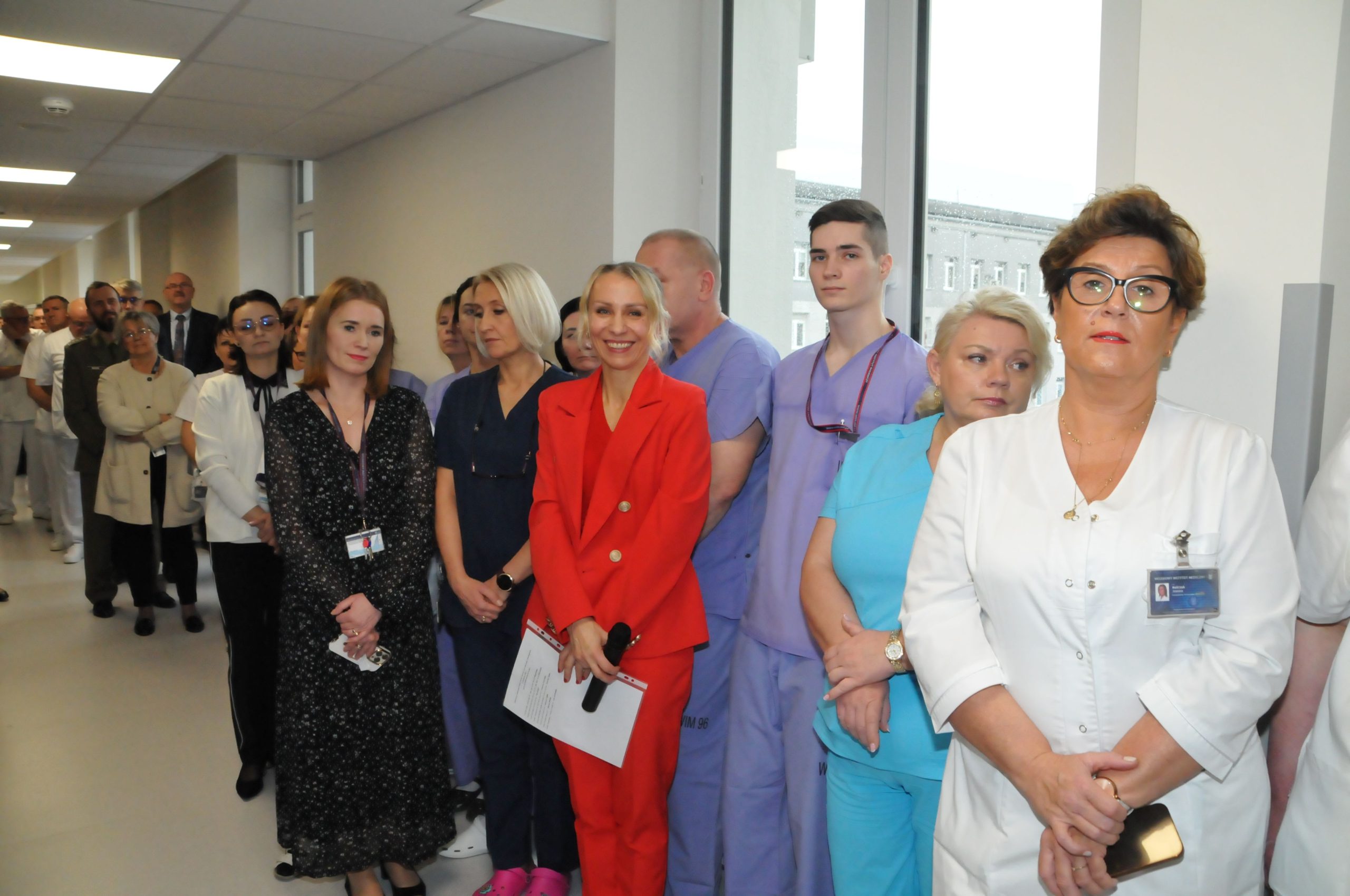 Uroczyste otwarcie zmodernizowanej Kliniki Urologii Ogólnej, Czynnościowej i Onkologicznej Wojskowego Instytutu Medycznego w Warszawie. Goście na korytarzu Kliniki Urologii.