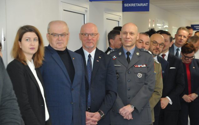 Uroczyste otwarcie zmodernizowanej Kliniki Urologii Ogólnej, Czynnościowej i Onkologicznej Wojskowego Instytutu Medycznego w Warszawie. Goście na korytarzu Kliniki Urologii.