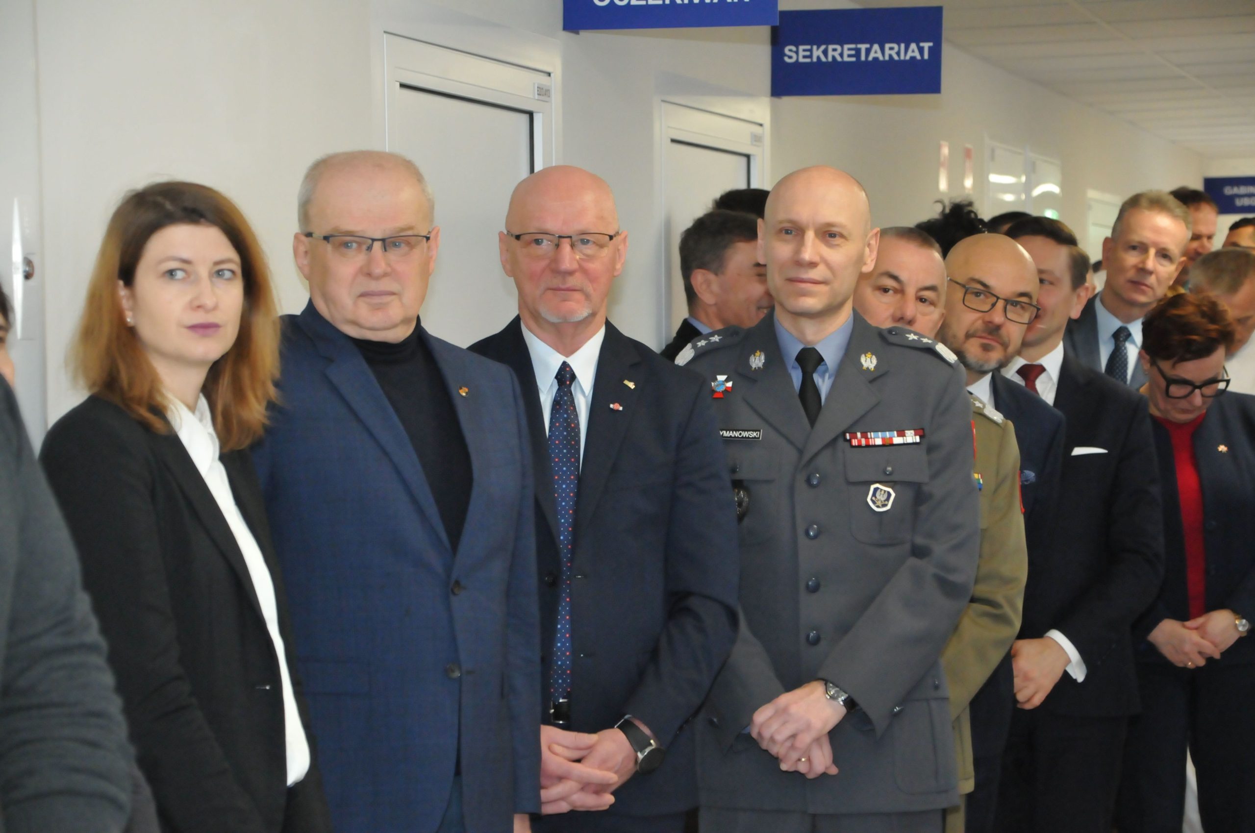 Uroczyste otwarcie zmodernizowanej Kliniki Urologii Ogólnej, Czynnościowej i Onkologicznej Wojskowego Instytutu Medycznego w Warszawie. Goście na korytarzu Kliniki Urologii.