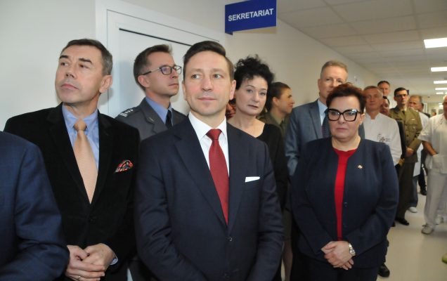 Uroczyste otwarcie zmodernizowanej Kliniki Urologii Ogólnej, Czynnościowej i Onkologicznej Wojskowego Instytutu Medycznego w Warszawie. Goście na korytarzu Kliniki Urologii.