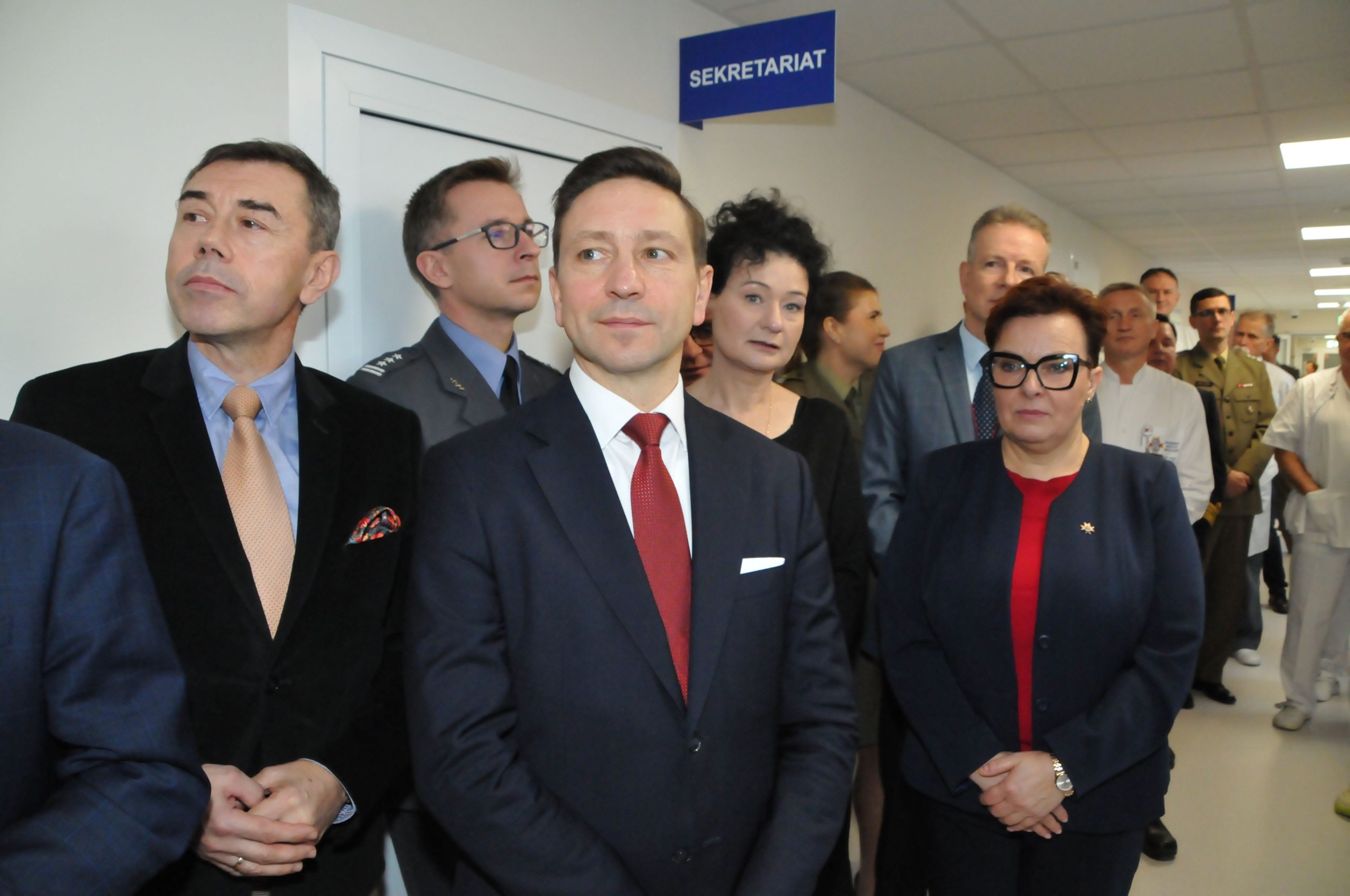 Uroczyste otwarcie zmodernizowanej Kliniki Urologii Ogólnej, Czynnościowej i Onkologicznej Wojskowego Instytutu Medycznego w Warszawie. Goście na korytarzu Kliniki Urologii.