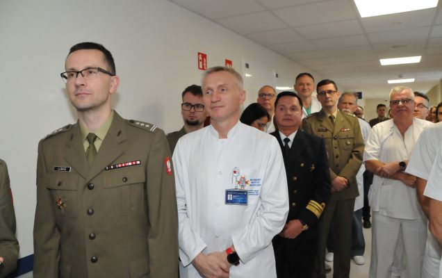 Uroczyste otwarcie zmodernizowanej Kliniki Urologii Ogólnej, Czynnościowej i Onkologicznej Wojskowego Instytutu Medycznego w Warszawie. Goście na korytarzu Kliniki Urologii.