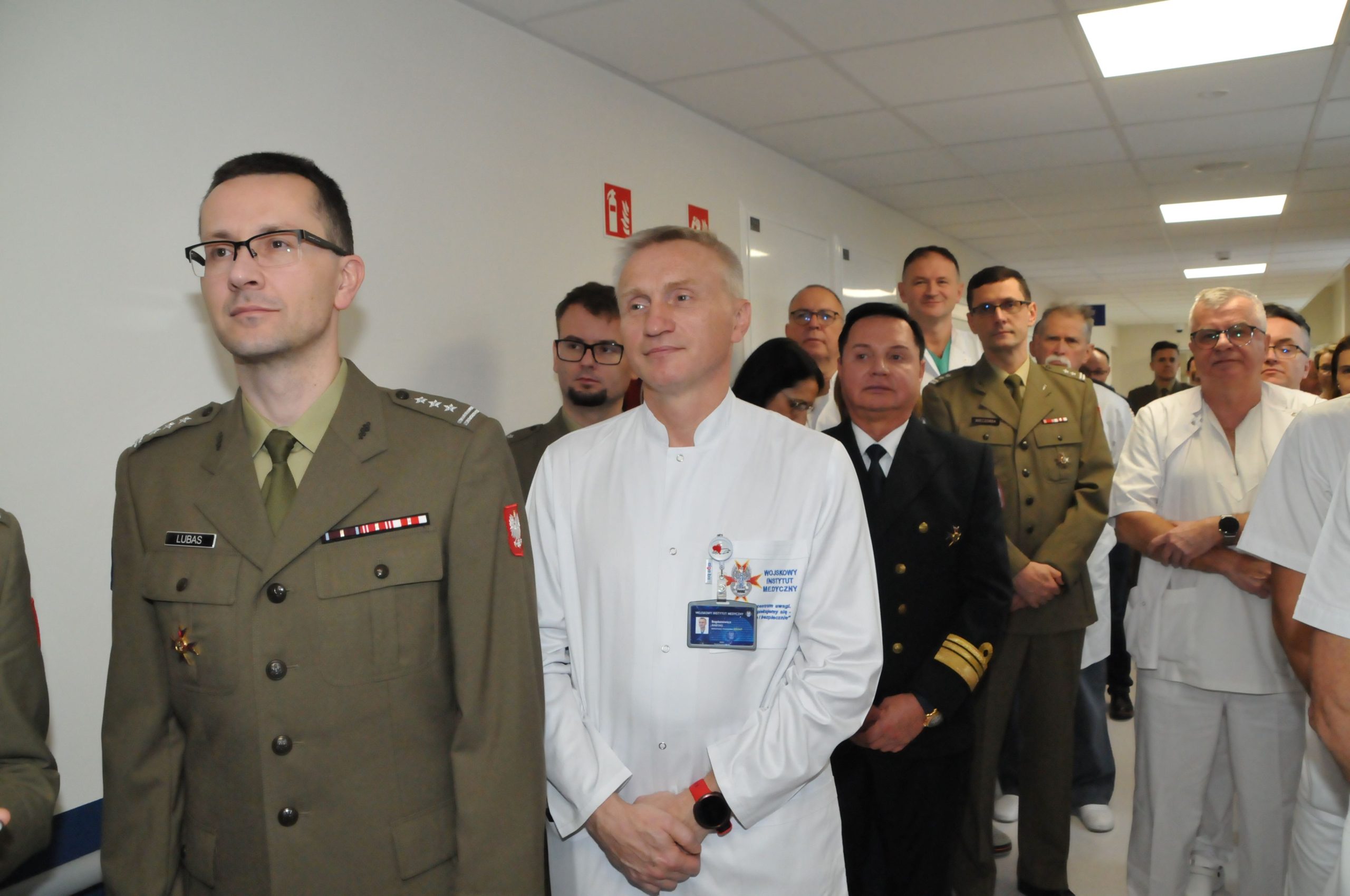 Uroczyste otwarcie zmodernizowanej Kliniki Urologii Ogólnej, Czynnościowej i Onkologicznej Wojskowego Instytutu Medycznego w Warszawie. Goście na korytarzu Kliniki Urologii.