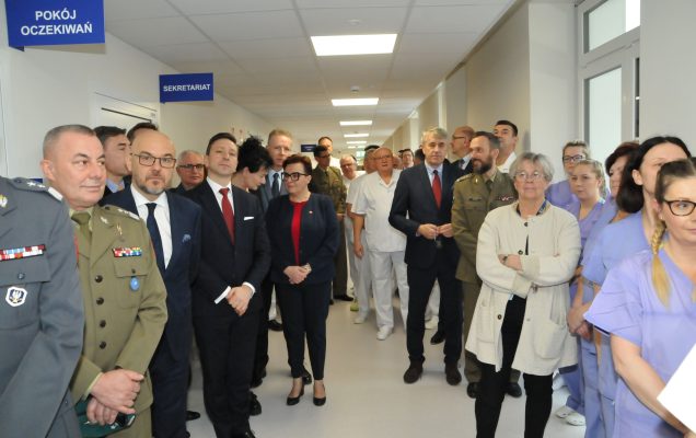 Uroczyste otwarcie zmodernizowanej Kliniki Urologii Ogólnej, Czynnościowej i Onkologicznej Wojskowego Instytutu Medycznego w Warszawie. Goście na korytarzu Kliniki Urologii.