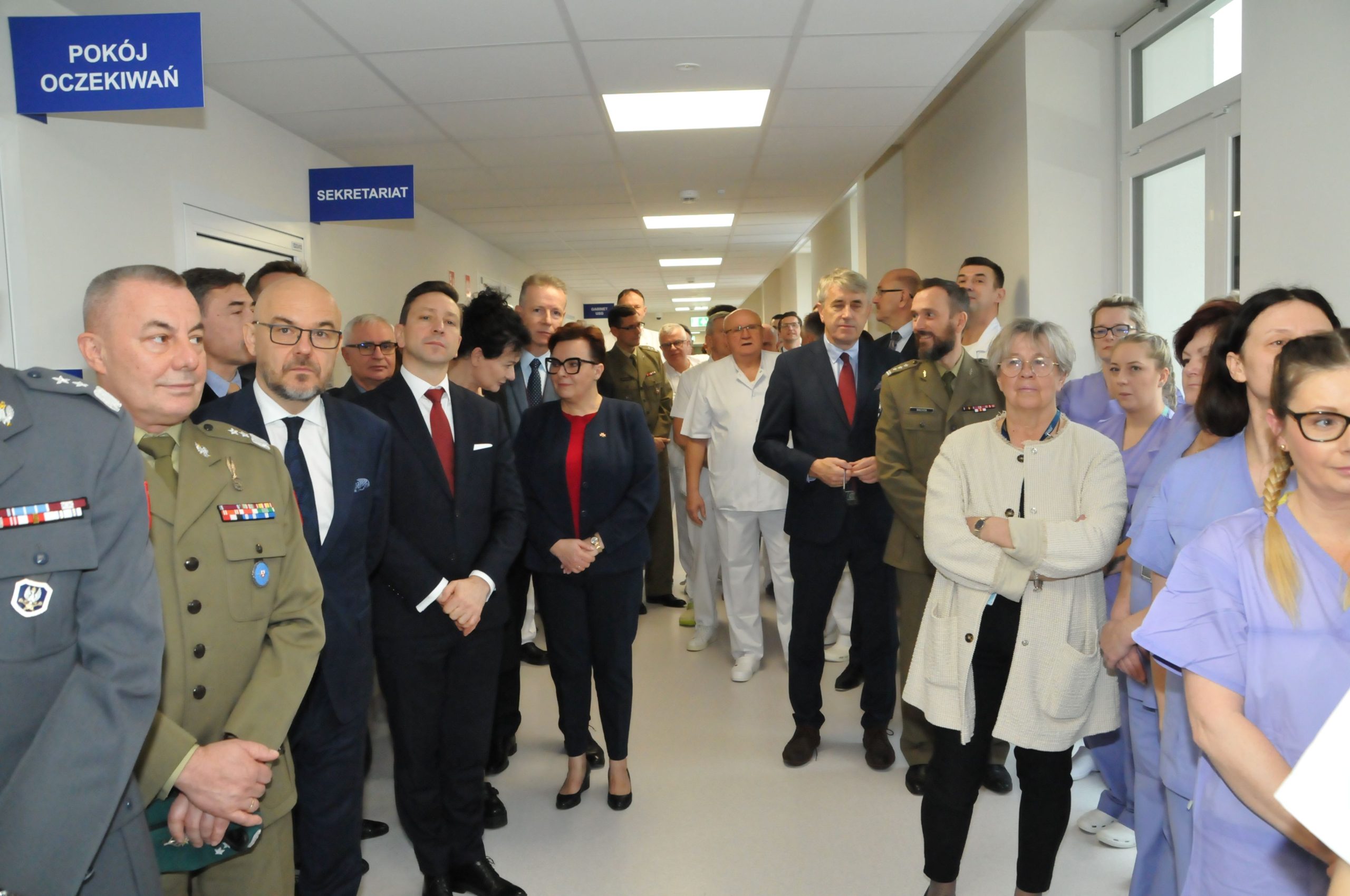 Uroczyste otwarcie zmodernizowanej Kliniki Urologii Ogólnej, Czynnościowej i Onkologicznej Wojskowego Instytutu Medycznego w Warszawie. Goście na korytarzu Kliniki Urologii.