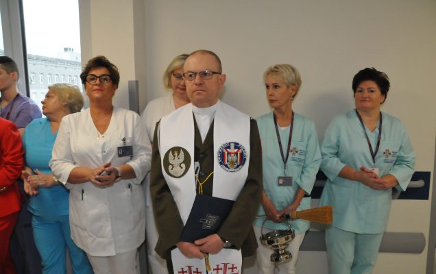 Uroczyste otwarcie zmodernizowanej Kliniki Urologii Ogólnej, Czynnościowej i Onkologicznej Wojskowego Instytutu Medycznego w Warszawie. Goście na korytarzu Kliniki Urologii.