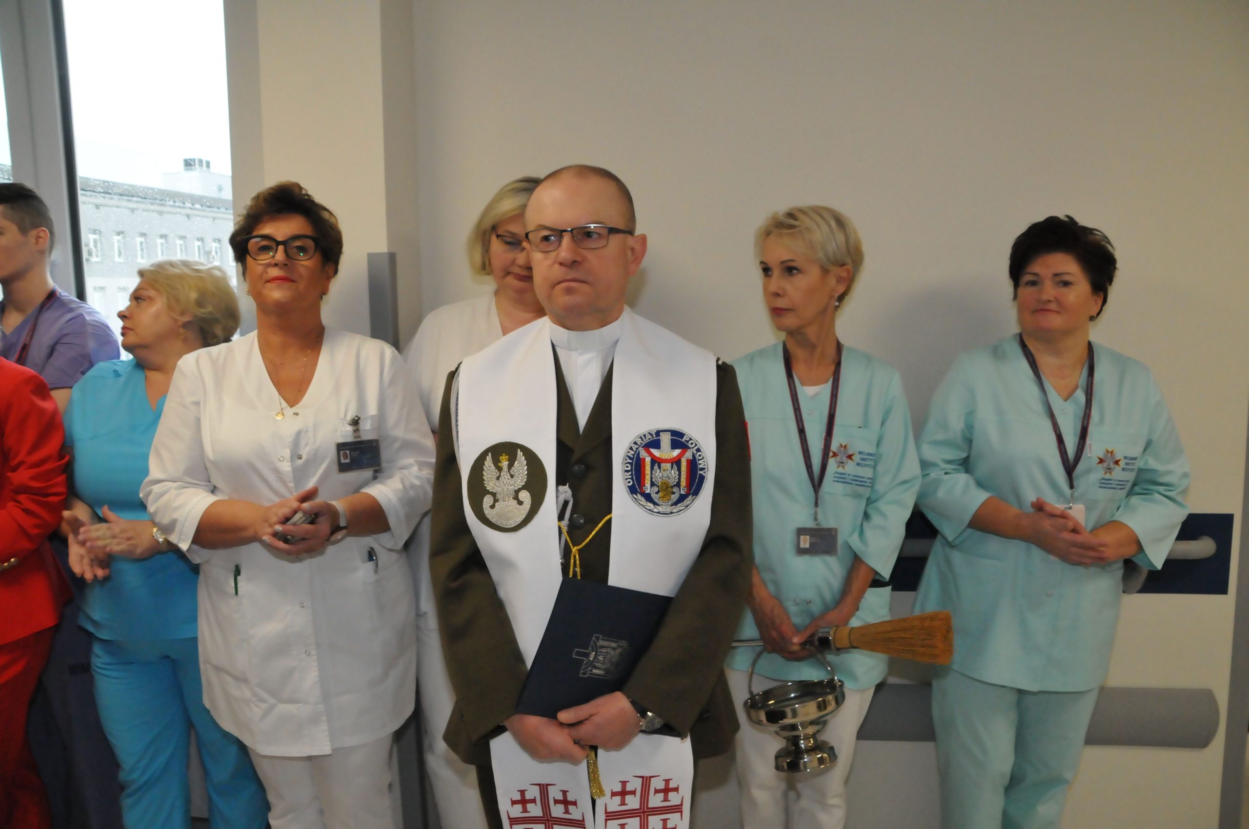Uroczyste otwarcie zmodernizowanej Kliniki Urologii Ogólnej, Czynnościowej i Onkologicznej Wojskowego Instytutu Medycznego w Warszawie. Goście na korytarzu Kliniki Urologii.