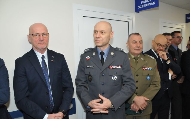 Uroczyste otwarcie zmodernizowanej Kliniki Urologii Ogólnej, Czynnościowej i Onkologicznej Wojskowego Instytutu Medycznego w Warszawie. Goście na korytarzu Kliniki Urologii.
