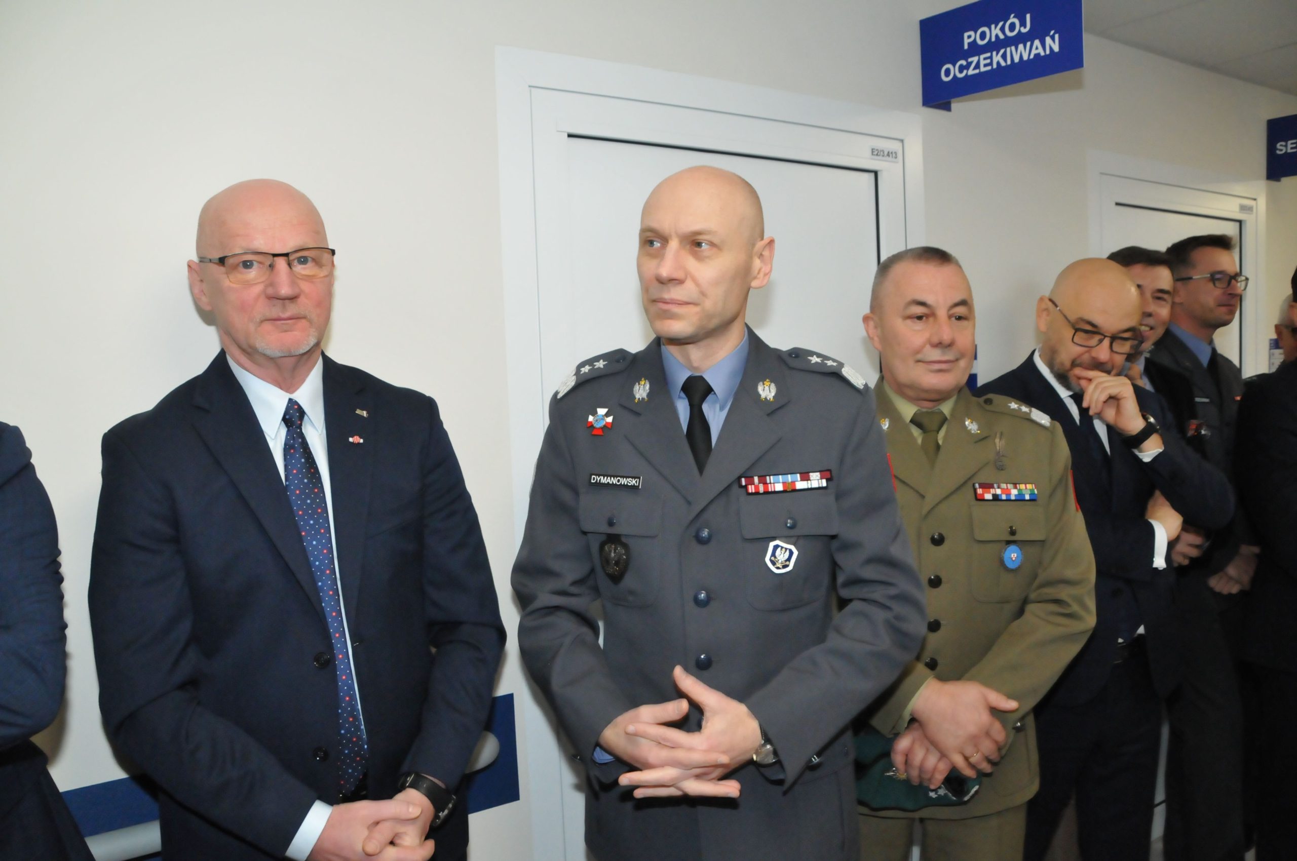 Uroczyste otwarcie zmodernizowanej Kliniki Urologii Ogólnej, Czynnościowej i Onkologicznej Wojskowego Instytutu Medycznego w Warszawie. Goście na korytarzu Kliniki Urologii.