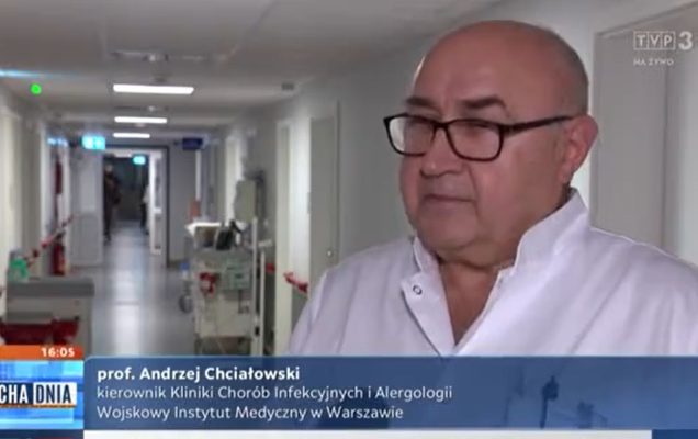 zrzut ekranu z programu telewizyjnego Echa Dnia. Na pierwszym planie prof. Andrzej Chciałowski kierownik Kliniki Chorób Wewnętrznych, Infekcyjnych i Alergologii Wojskowego Instytutu Medycznego