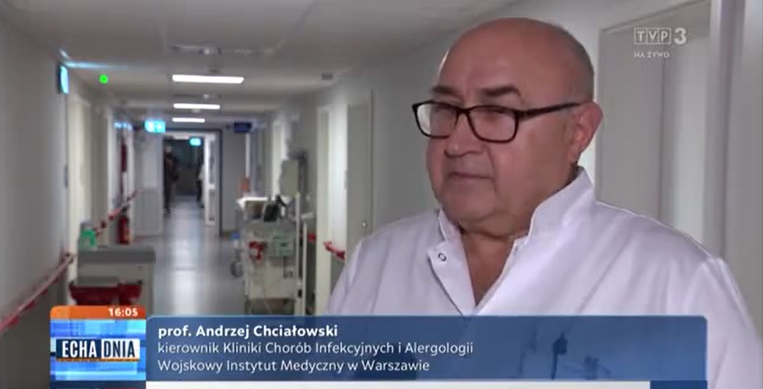 zrzut ekranu z programu telewizyjnego Echa Dnia. Na pierwszym planie prof. Andrzej Chciałowski kierownik Kliniki Chorób Wewnętrznych, Infekcyjnych i Alergologii Wojskowego Instytutu Medycznego