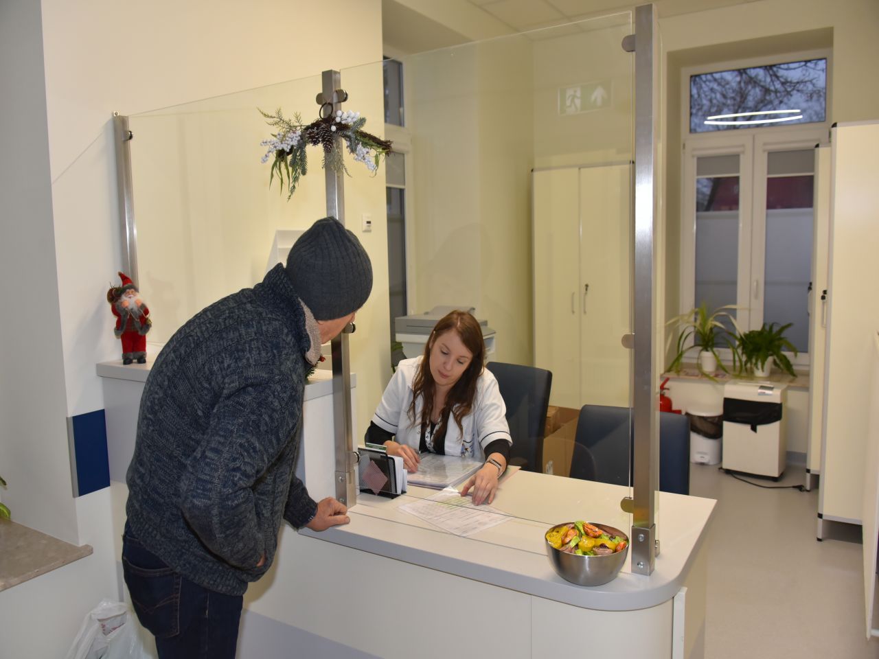 Otwarcie Budynku Rehabilitacji w WIM-PIB w Legionowie. Pacjent przy recepcji.