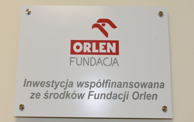 Otwarcie Budynku Rehabilitacji w WIM-PIB w Legionowie. Tablica Inwestora ORLEN. Na tablicy napis
