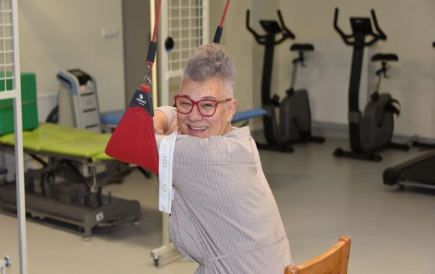 Otwarcie Budynku Rehabilitacji w WIM-PIB w Legionowie. Pacjentka podczas zabiegu rehabilitacyjnego.