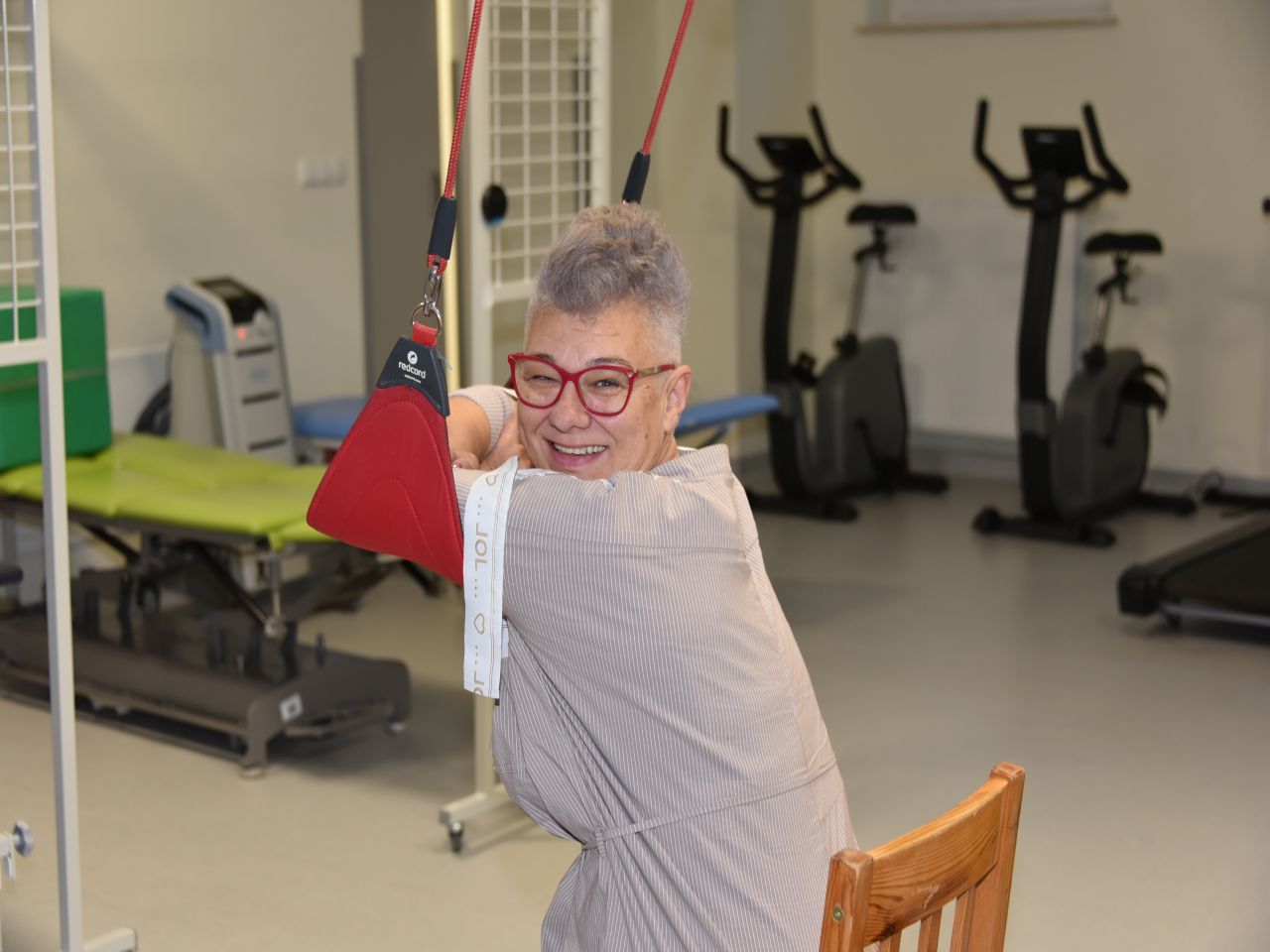 Otwarcie Budynku Rehabilitacji w WIM-PIB w Legionowie. Pacjentka podczas zabiegu rehabilitacyjnego.
