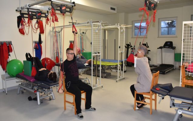 Otwarcie Budynku Rehabilitacji w WIM-PIB w Legionowie. Pacjenci podczas zabiegu rehabilitacyjnego.