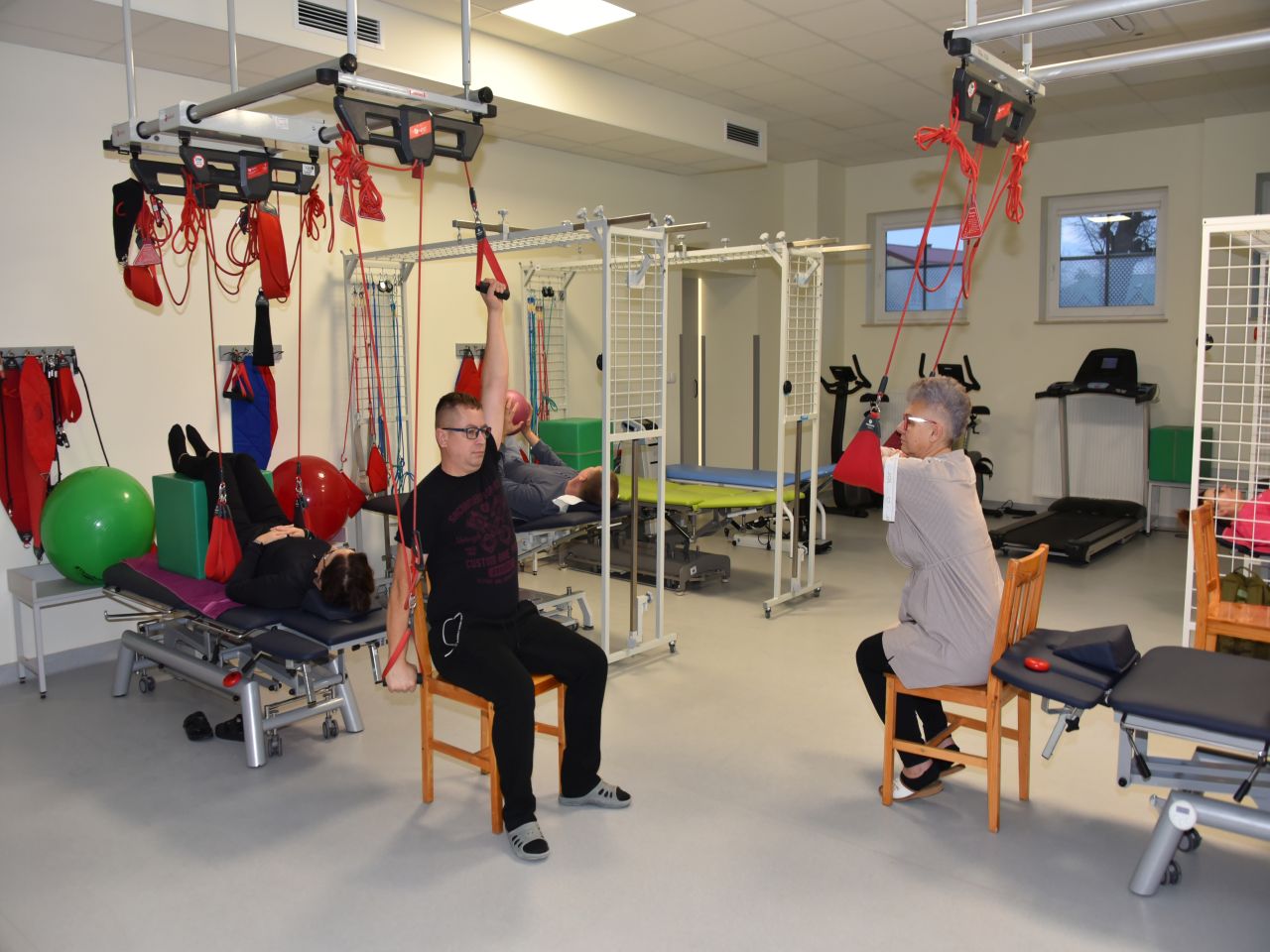 Otwarcie Budynku Rehabilitacji w WIM-PIB w Legionowie. Pacjenci podczas zabiegu rehabilitacyjnego.
