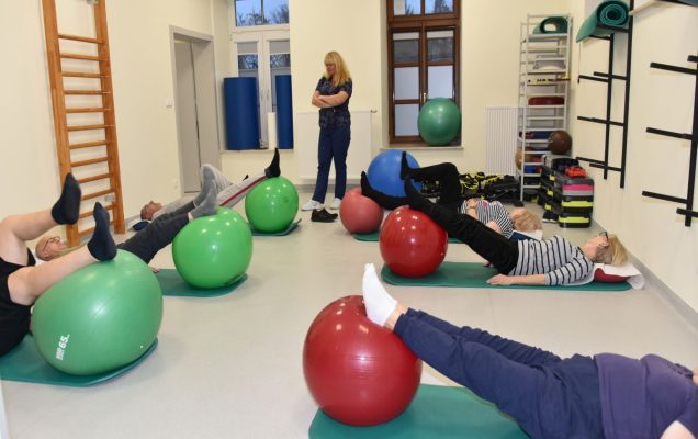 Otwarcie Budynku Rehabilitacji w WIM-PIB w Legionowie. Pacjenci podczas zabiegu rehabilitacyjnego.
