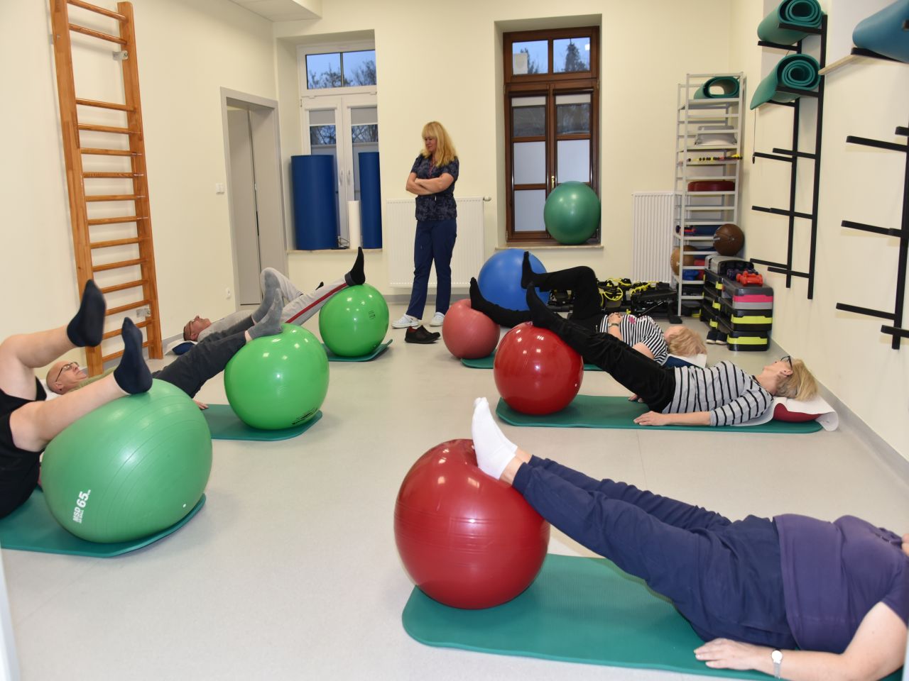 Otwarcie Budynku Rehabilitacji w WIM-PIB w Legionowie. Pacjenci podczas zabiegu rehabilitacyjnego.