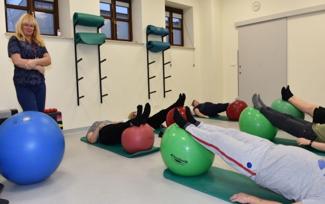 Otwarcie Budynku Rehabilitacji w WIM-PIB w Legionowie. Pacjenci podczas zabiegu rehabilitacyjnego.