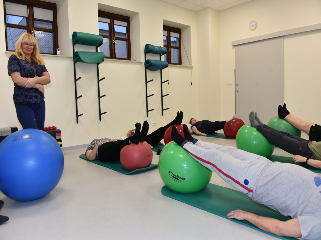 Otwarcie Budynku Rehabilitacji w WIM-PIB w Legionowie. Pacjenci podczas zabiegu rehabilitacyjnego.