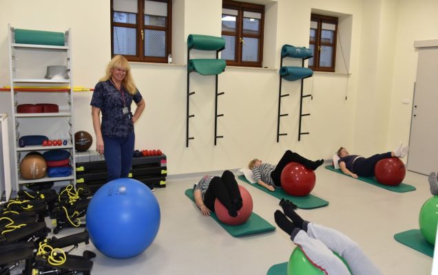 Otwarcie Budynku Rehabilitacji w WIM-PIB w Legionowie. Pacjenci podczas zabiegu rehabilitacyjnego.