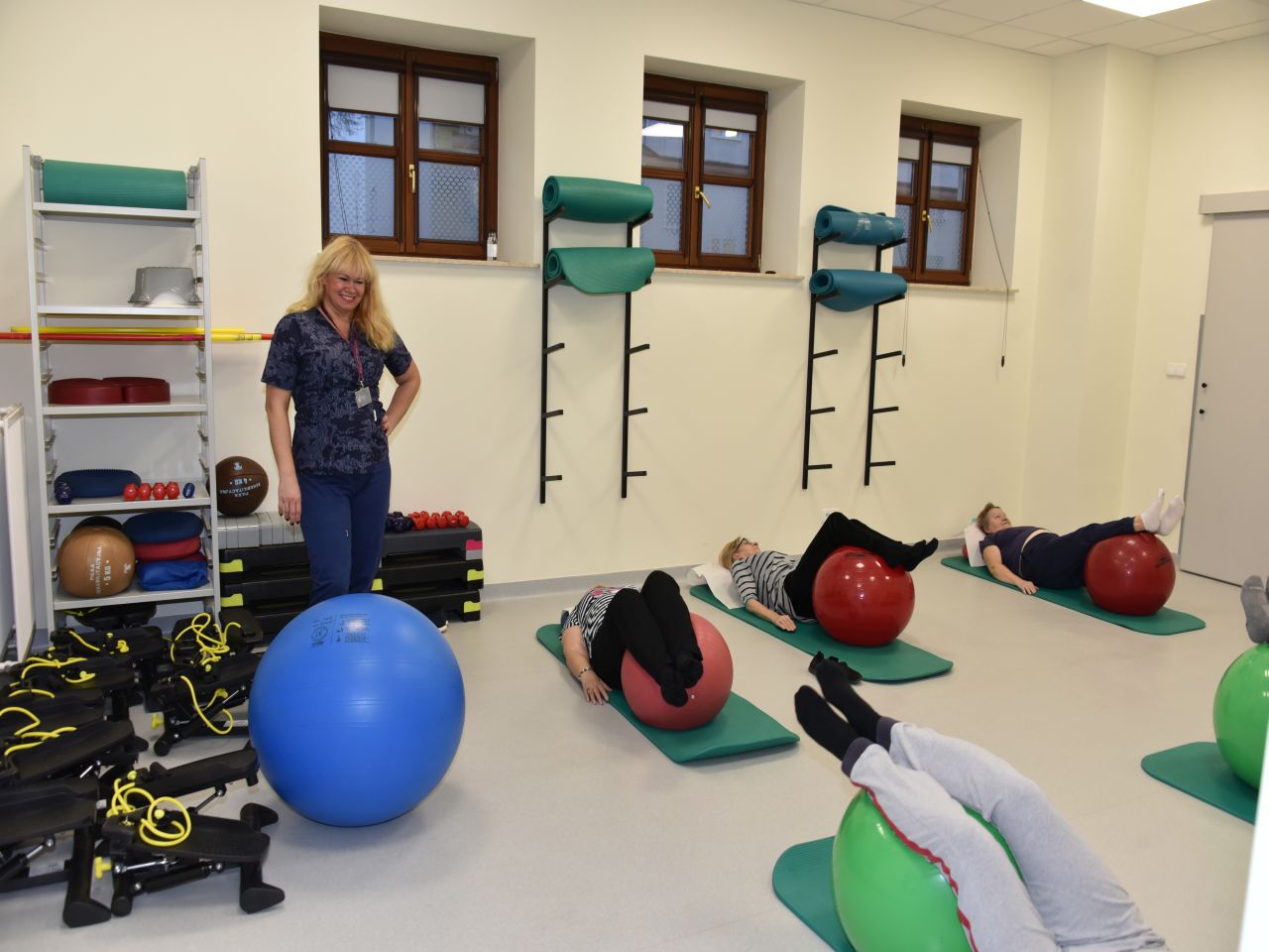 Otwarcie Budynku Rehabilitacji w WIM-PIB w Legionowie. Pacjenci podczas zabiegu rehabilitacyjnego.