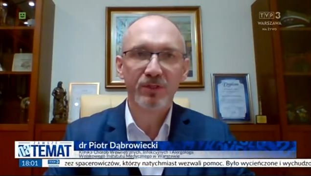 zrzut ekranu programu zawsze na temat. Na pierwszym planie dr. Piotrem Dąbrowieckim z Kliniki Chorób Wewnętrznych, Infekcyjnych i Alergologii Wojskowego Instytutu Medycznego.