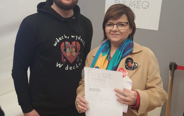 Pani Minister Zdrowia Izabela Leszczyna z lekarzem z Wojskowego Instytutu Medycznego podczas 32 Finału Wielkiej Orkiestry Świątecznej Pomocy