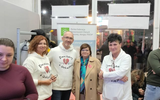 Pani Minister Zdrowia Izabela Leszczyna z lekarzami z Wojskowego Instytutu Medycznego podczas 32 Finału Wielkiej Orkiestry Świątecznej Pomocy