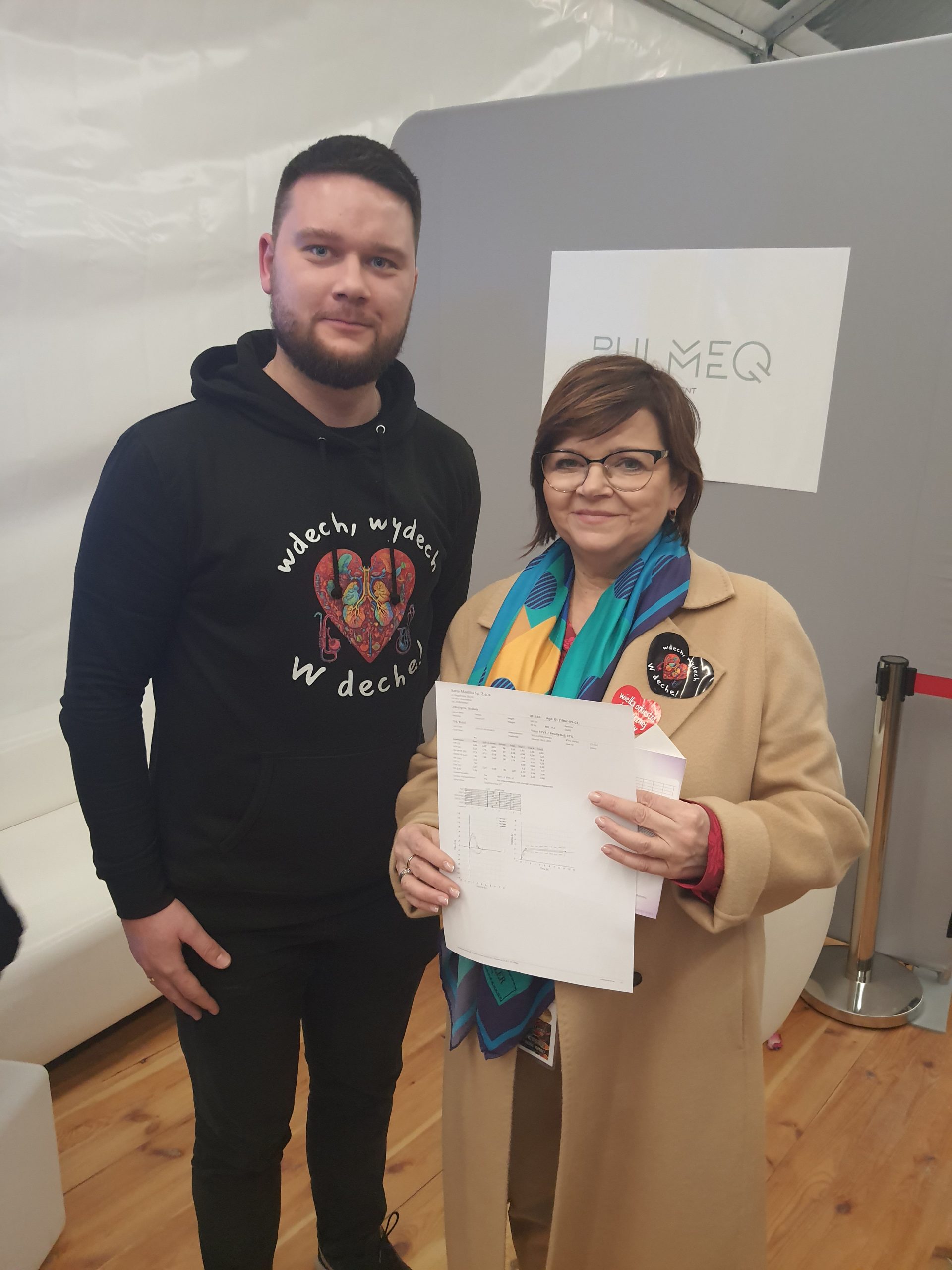 Pani Minister Zdrowia Izabela Leszczyna z lekarzem z Wojskowego Instytutu Medycznego podczas 32 Finału Wielkiej Orkiestry Świątecznej Pomocy
