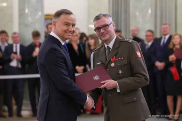 Prezydent RP Andrzej Duda wręcza nominację profesorska pułkownikowi profesorowi Markowi Saracynowi w Pałacu Prezydenckim