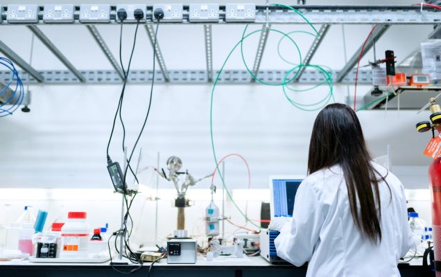 Laborantka w laboratorium podczas badań