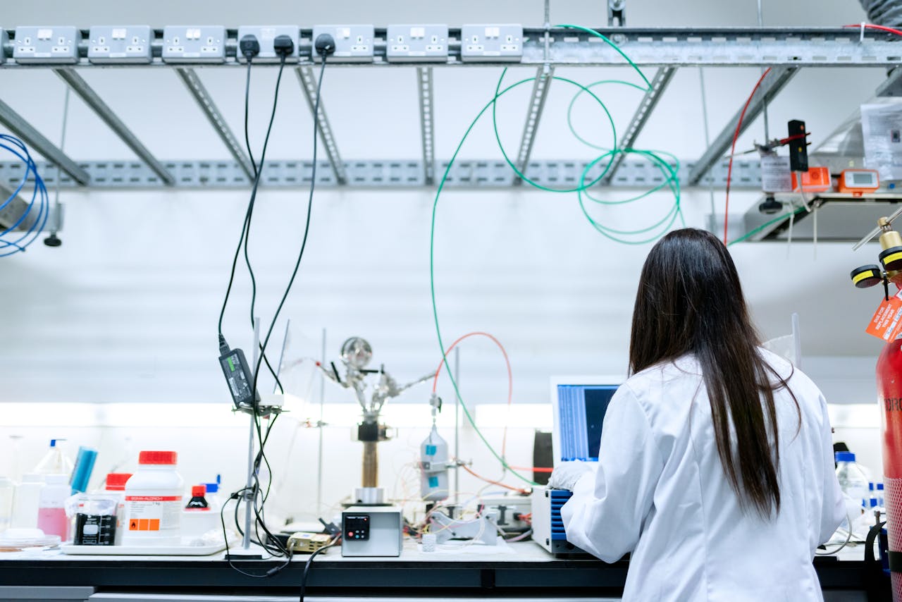 Laborantka w laboratorium podczas badań