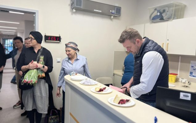 Dzień Kobiet w Klinice Onkologii Wojskowego Instytutu Medycznego w Warszawie. Przygotowanie poczęstunku.