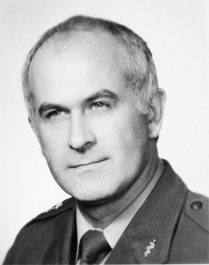 Zdjęcie czarno-białe: płk prof. dr hab. n. med. Jan Trykowski