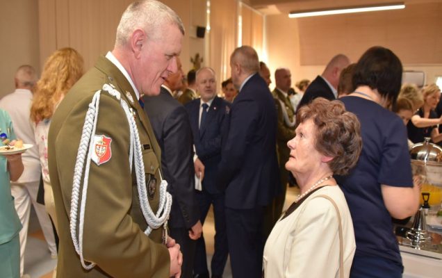 Spotkanie wielkanocne w WIM, goście rozmawiają.