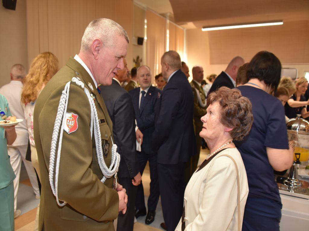 Spotkanie wielkanocne w WIM, goście rozmawiają.