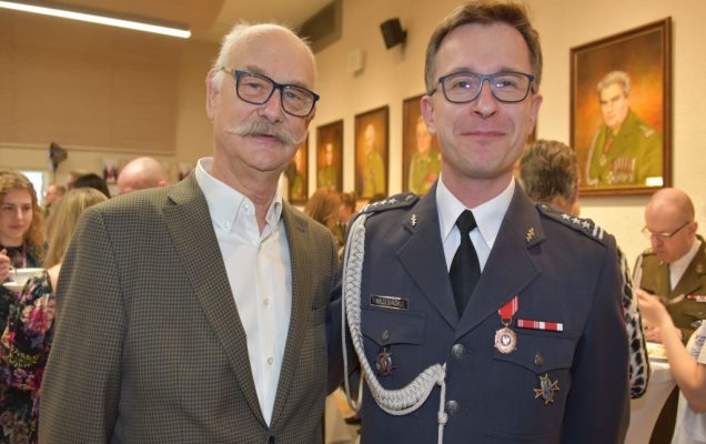 Spotkanie wielkanocne w WIM, dwójka gości wydarzenia na wspólnym zdjęciu.