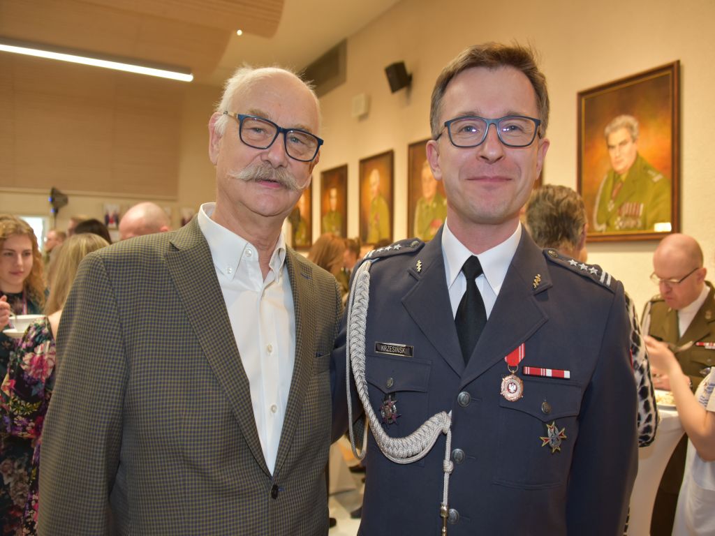 Spotkanie wielkanocne w WIM, dwójka gości wydarzenia na wspólnym zdjęciu.